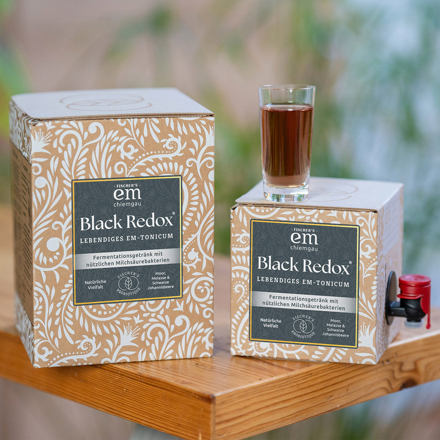 Black Redox Fermentgetränk mit Moor und schwarzer Johannisbeere in der umweltfreundlichen 0,5l und 1,5l Verpackung