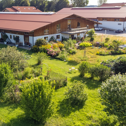 Fischers EM Chiemgau Gebäude Garten 