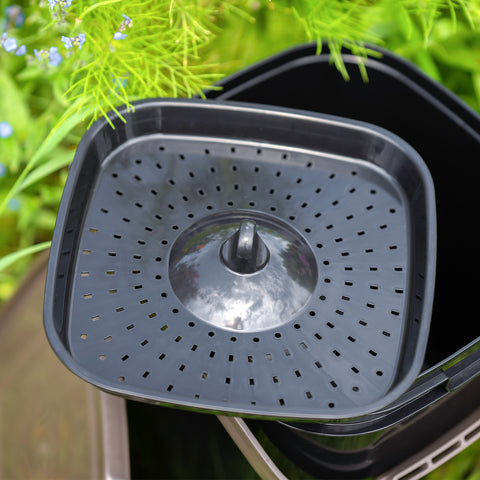 Jeder Bokashi Fairfox Eimer enthält ein herausnehmbares Sieb, damit entstehender Bokashisaft sich im Eimer getrennt sammeln kann