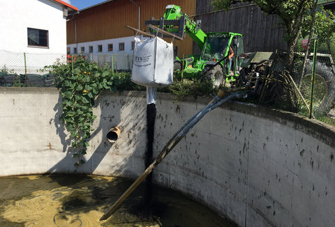 Karbosave Pflanzenkohle und Effektive Mikroorganismen werden in die Gülle eingebracht