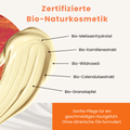 Mit Bio-Melissenhydrolat, Bio-Kamillenextrakt, Bio-Wildroseöl, Bio-Calendulaextrakt und Bio-Granatapfel