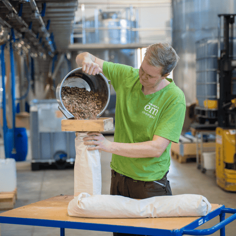 Zutaten abfüllen für die Produktion von Mikrorein.