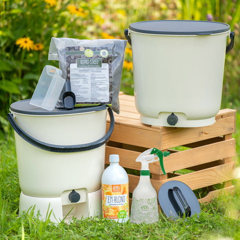 Bokashi Meister Set mit 2 Eimern, EM-blond und Pflanzenkohle, sowie einer hochwertigen Sprühflasche