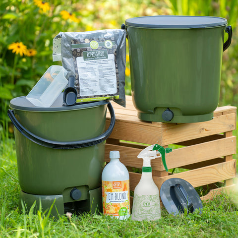 Bokashi Meister Set mit 2 Eimern, EM-blond und Pflanzenkohle, sowie einer hochwertigen Sprühflasche