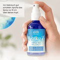 Vor Gebrauch gut schütteln. Sprühe das Spray ca. 10 cm über deinen Kopf.