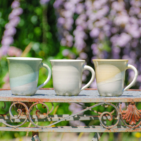 EM-Keramik Steinzeug Tassen erhältlich in den Farben grün, gelb und crema