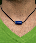 EM-Kin Zylinder Kette blau von Mann getragen