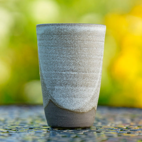 EM-Keramik Steinzeug Becher mit ca 350 ml Volumen. In der Farbe Paros (grau/beige).